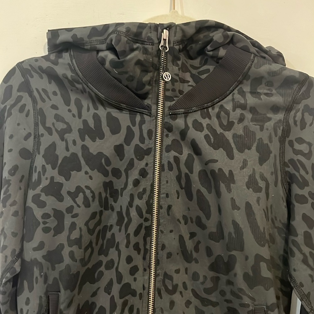 Lululemon Grey Black Namaskar Leopard Animal Swirl zip up scuba hoodie size 4 - Picture 4 of 16